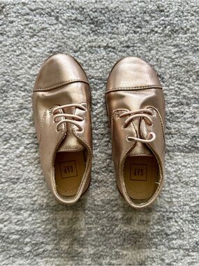 KIDS: gap shoes